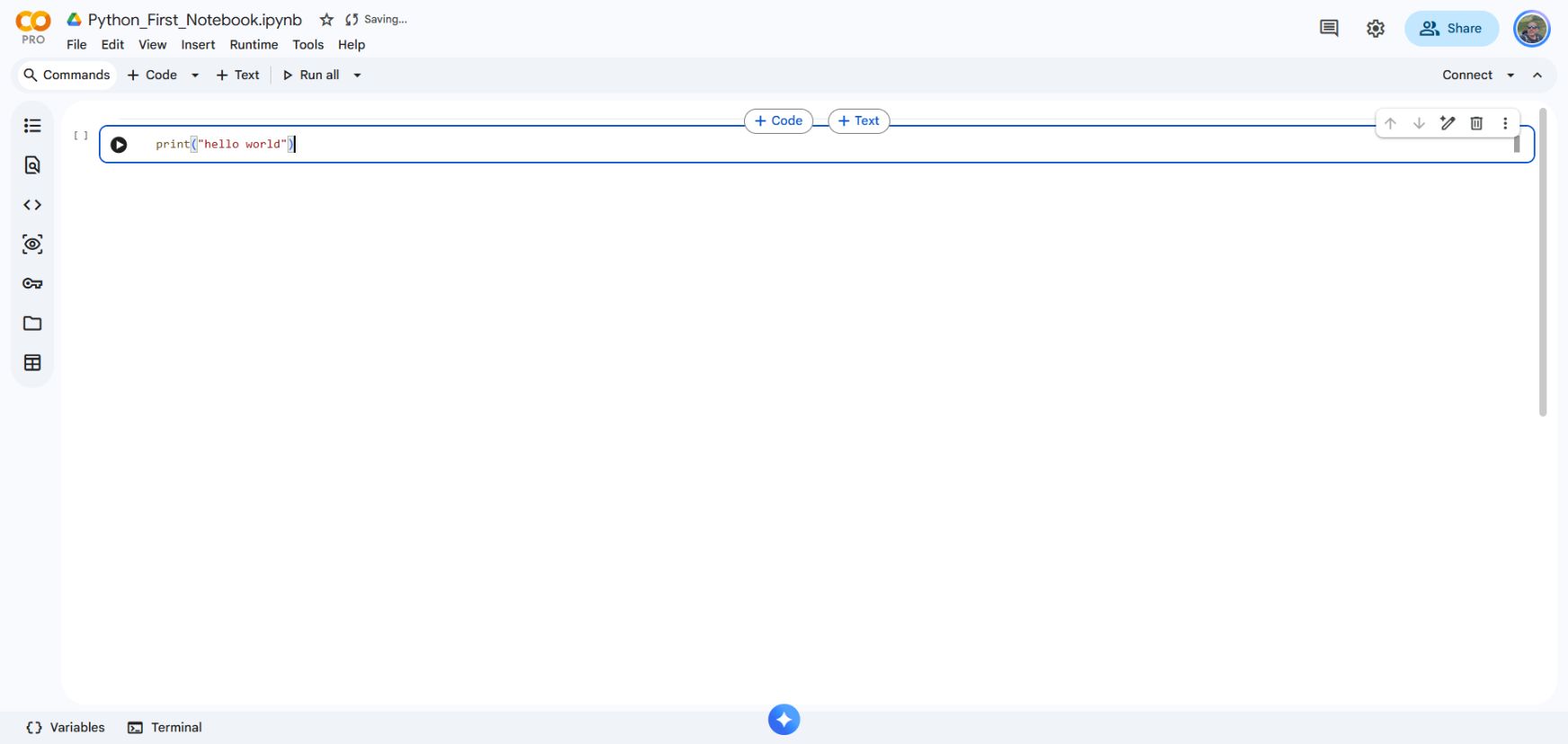צילום Colab לפני הרצה: print hello world בתא הקוד וכפתור המשולש משמאל