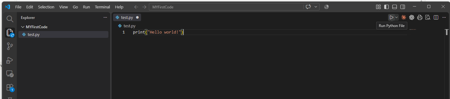 כפתור Run Python File בפינה העליונה של העורך ב־VS Code, מעל קובץ Python פתוח